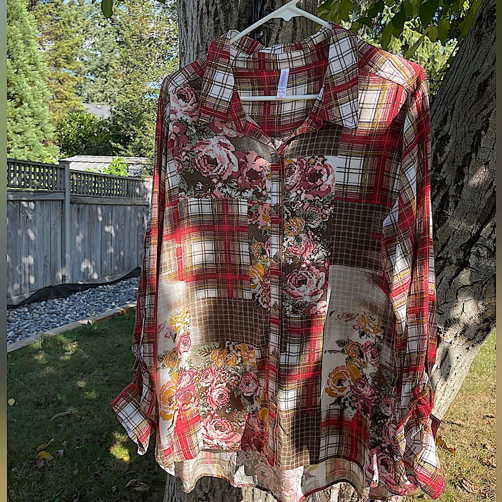 🌼🌼Xhilaration Red Plaid Multi - Print Button Down Top XL🌼🌼